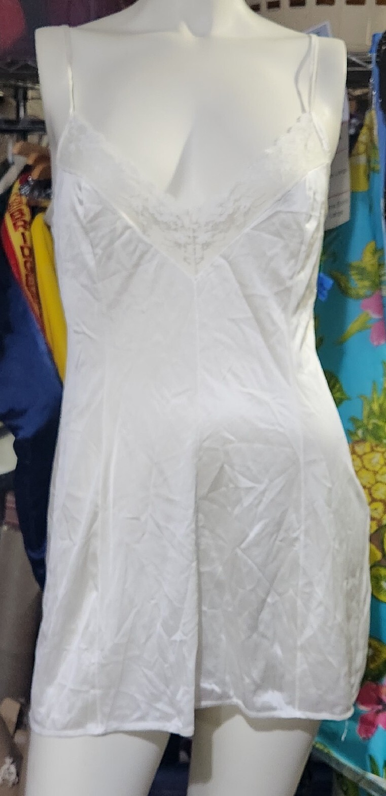 VTG LADY CAMEO DALLAS NIGHTEE NEGLIGEE SATIN IVORY WHITE LACE TRIM SZ L Runs S